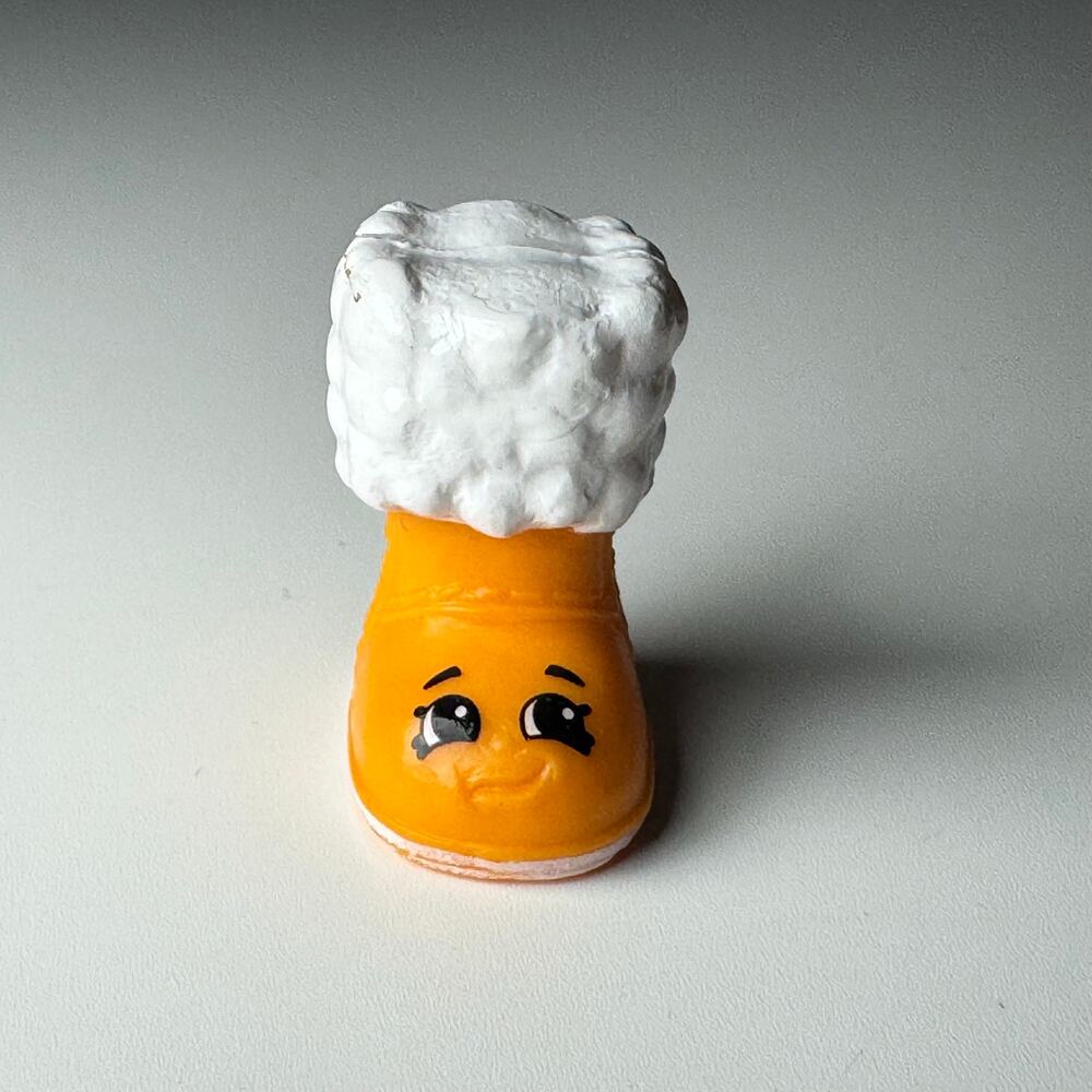 Shopkins Figurine Snug Ugg Orange White *Flaw* Season Three #3-049 Shoe Boot